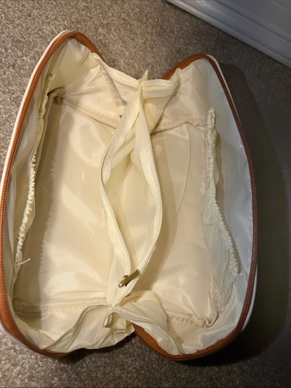 3/$15💗 White/Tan Cosmetic Pouch with Gold Zip - Rose of No Man's Land- NWOT